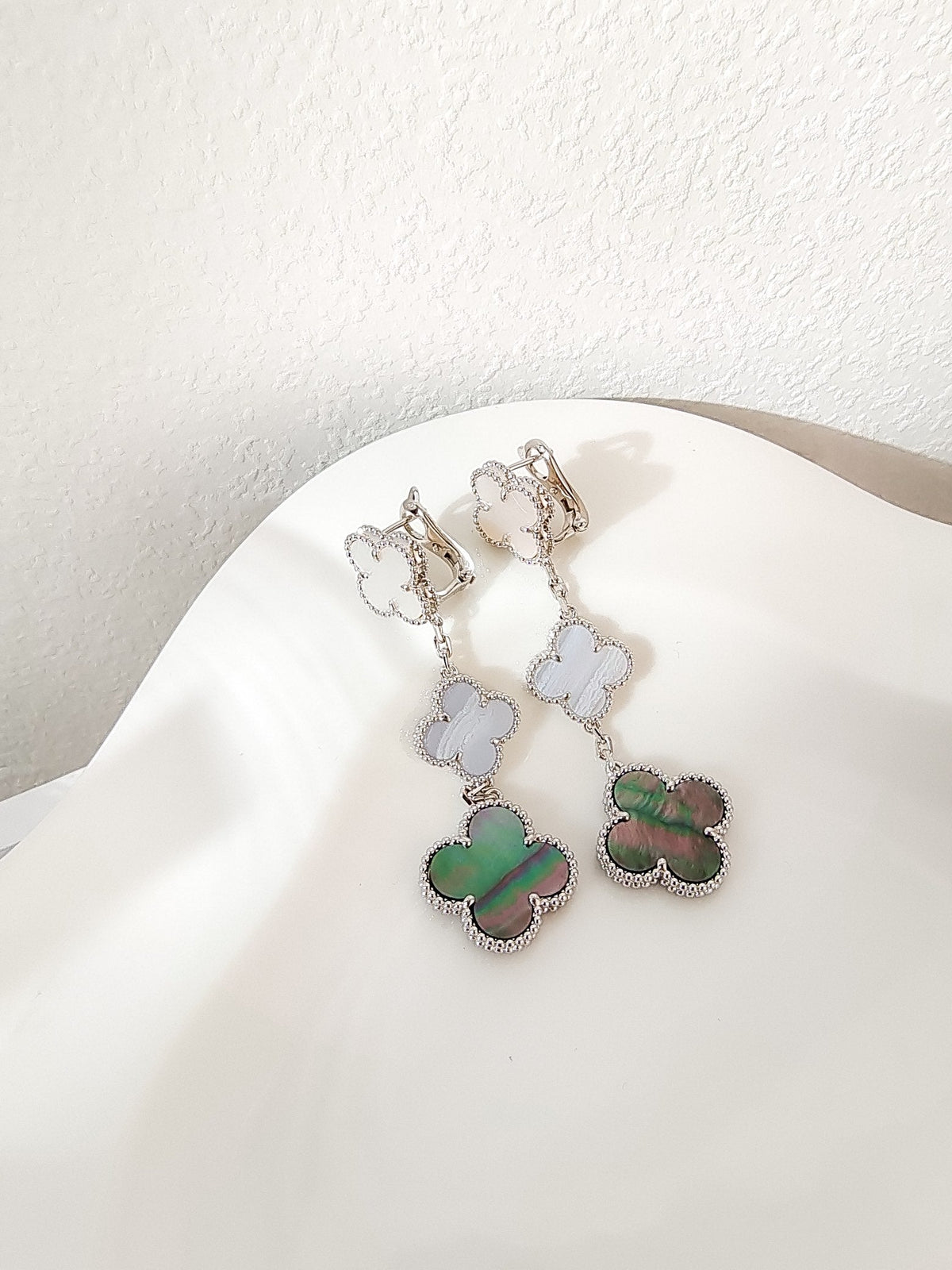 [⭐Luxery]CLOVER 3 MOTIFS CHALCEDONY DARK MOP SILVER EARRINGS
