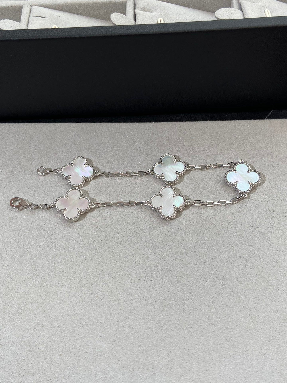 [⭐Luxery]CLOVER WHITE PEARL MOP 5 MOTIF BRACELET COLLECTION