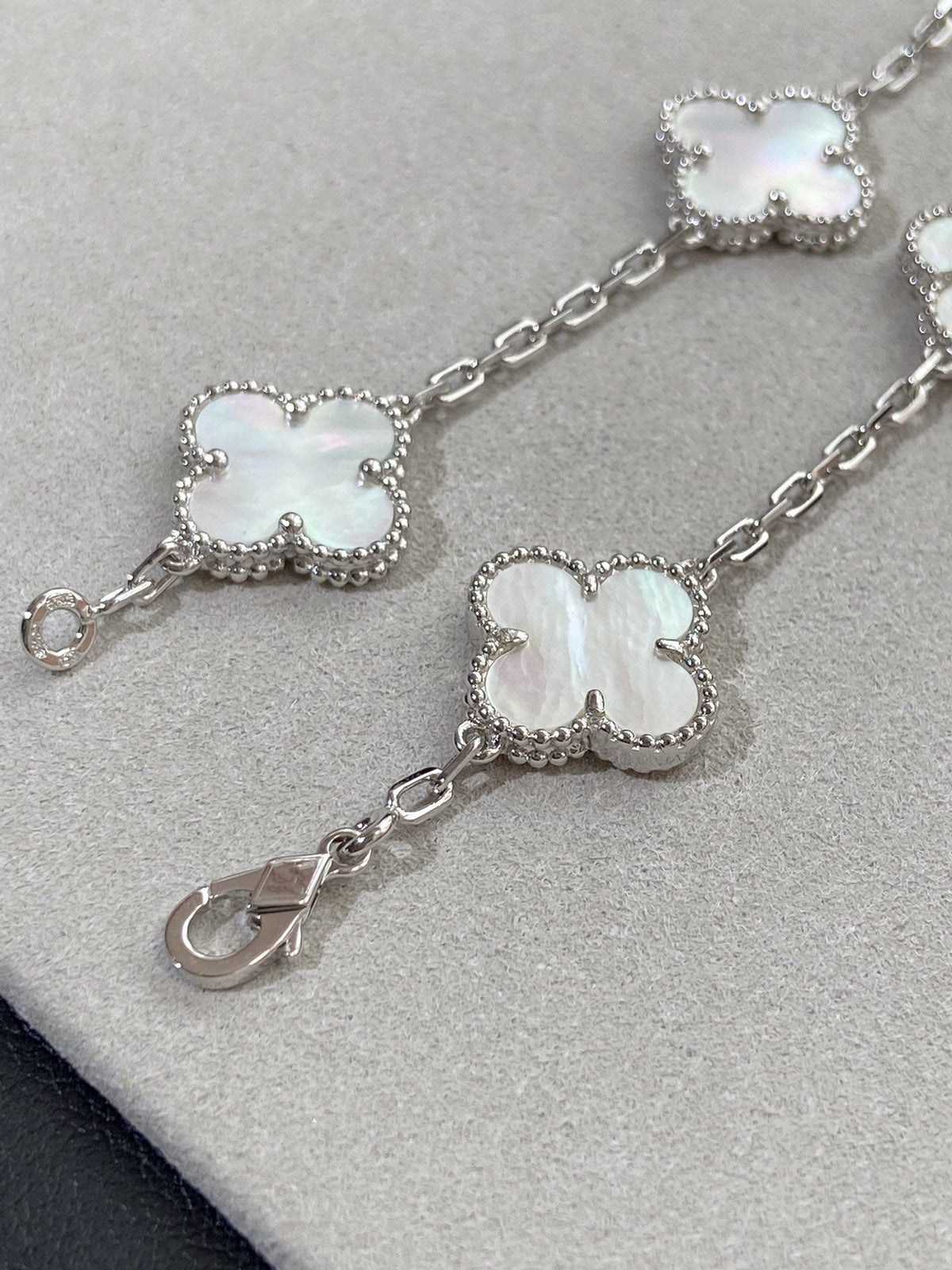 [⭐Luxery]CLOVER WHITE PEARL MOP 5 MOTIF BRACELET COLLECTION