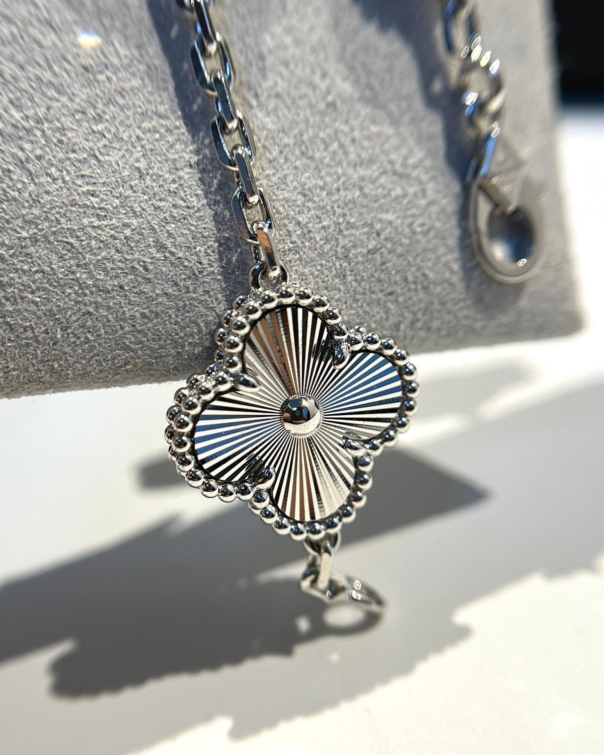 [⭐Luxery] CLOVER 5 MOTIF LASER BRACELET COLLECTION