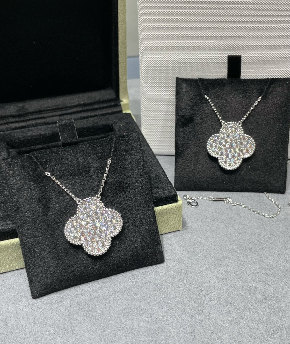 [⭐Luxery]CLOVER 25MM LARGE PENDANT DIAMOND PAVED SILVER NECKLACE