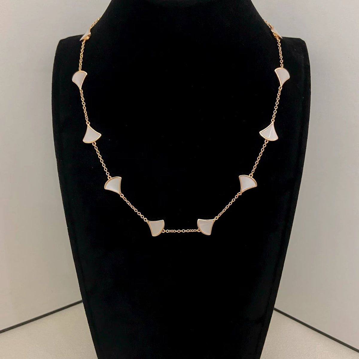 [⭐Luxery]NEW ARRIVAL: TEN-FLOWER DRESS AND GOLD NECKLACE