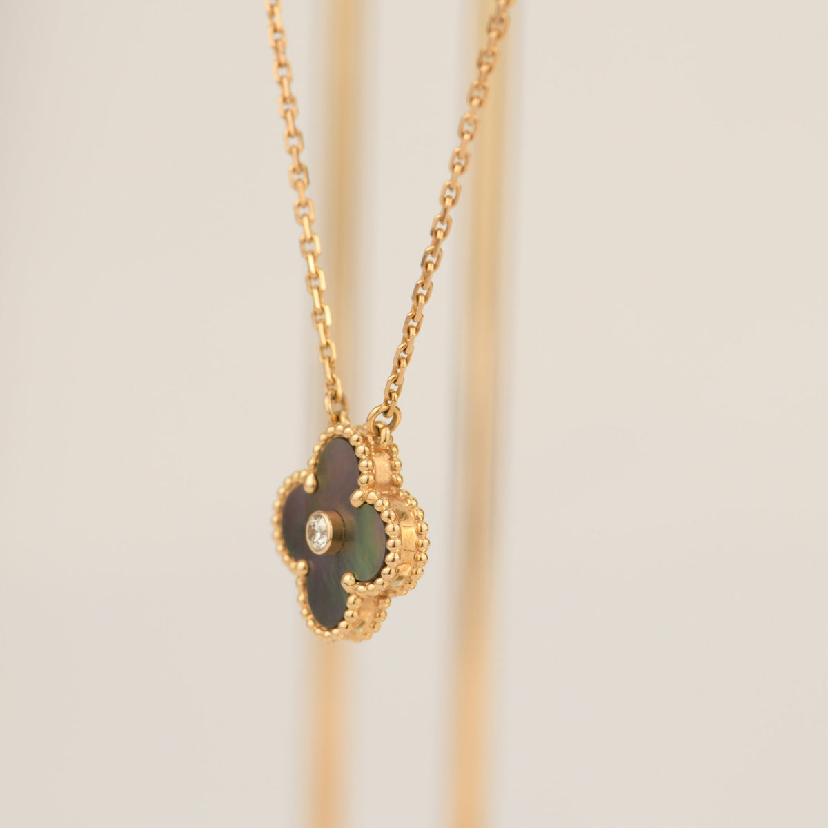 [⭐Luxery]CLOVER 15MM DIAMOND AND MOTHER-OF-GREY NECKLACE