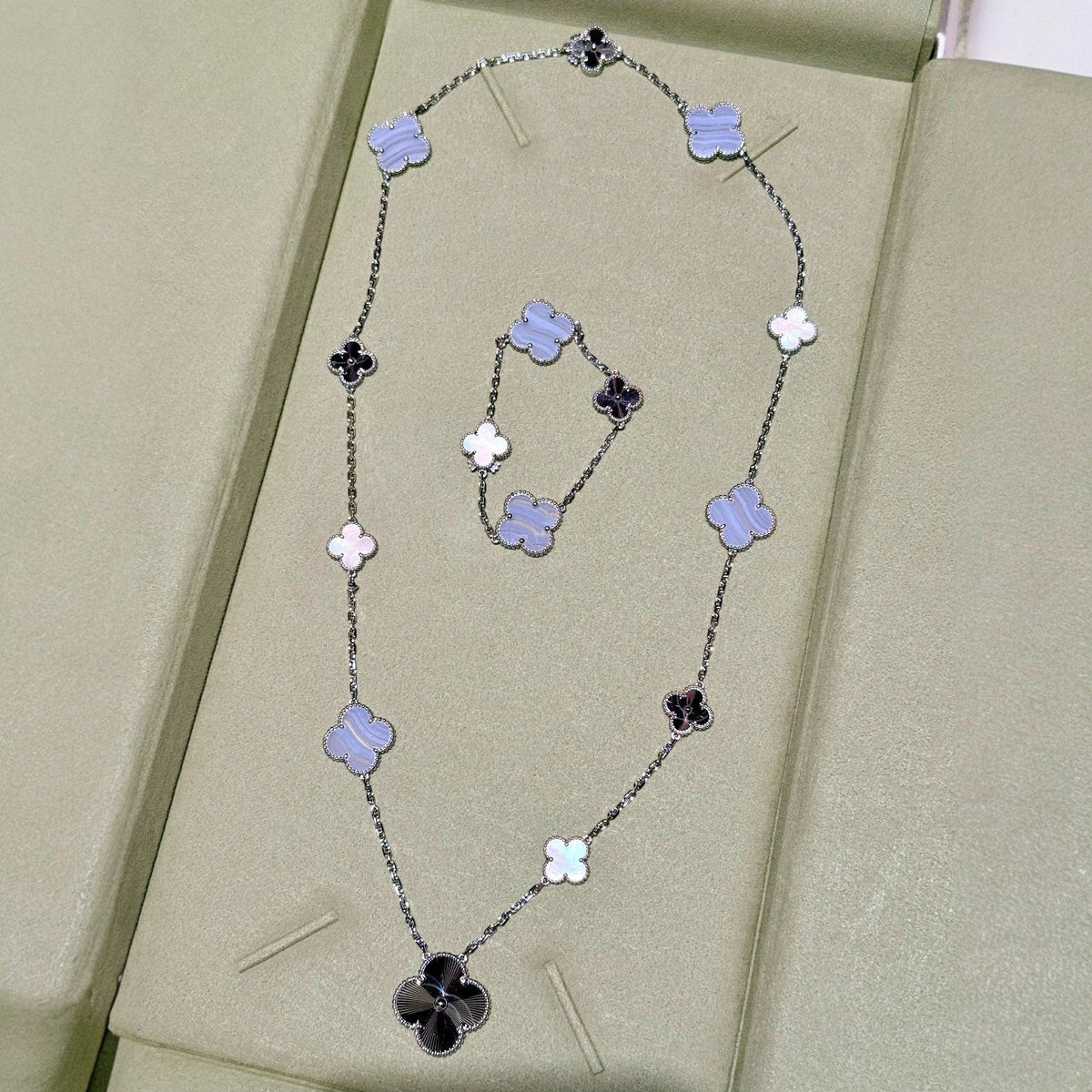 [⭐Luxery]DETACHABLE CLOVER 15(11+4) FLOWER SILVER NECKLACE SET